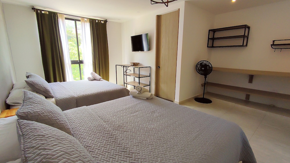 Basic Quadruple Room photo 2