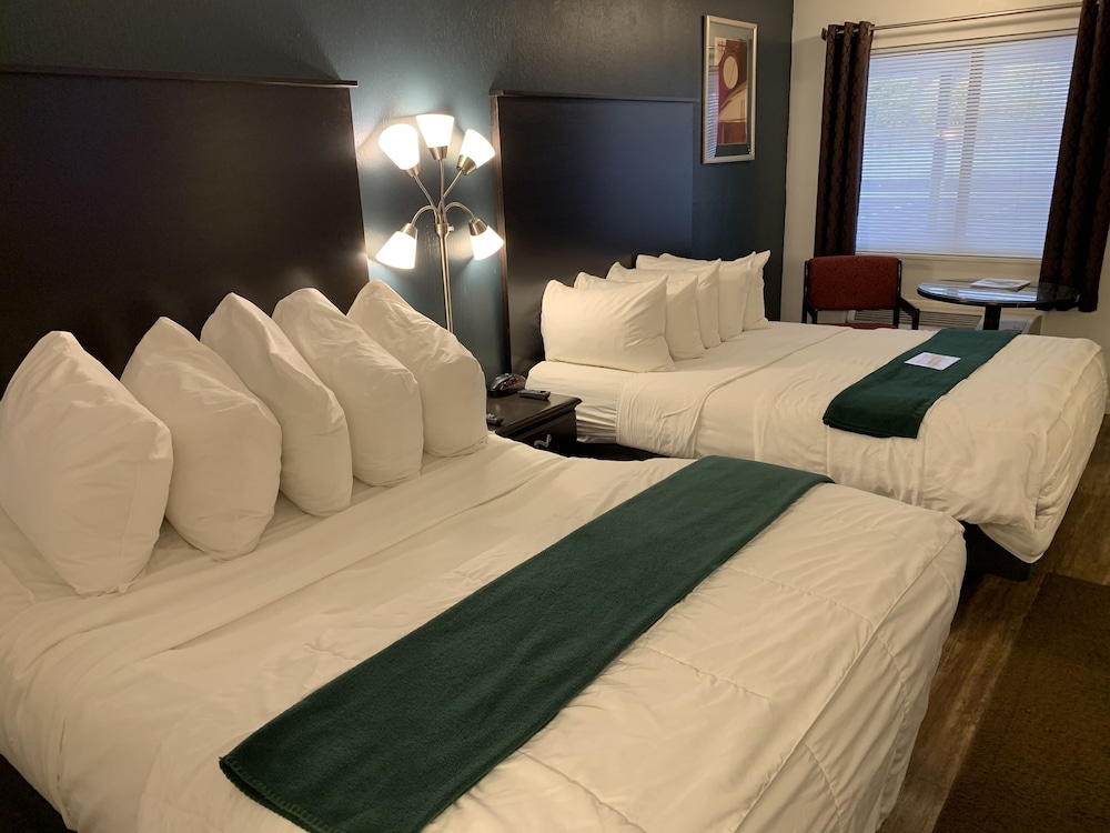 The Lodge - 1st Floor - 2 Queen Beds - Photo 2