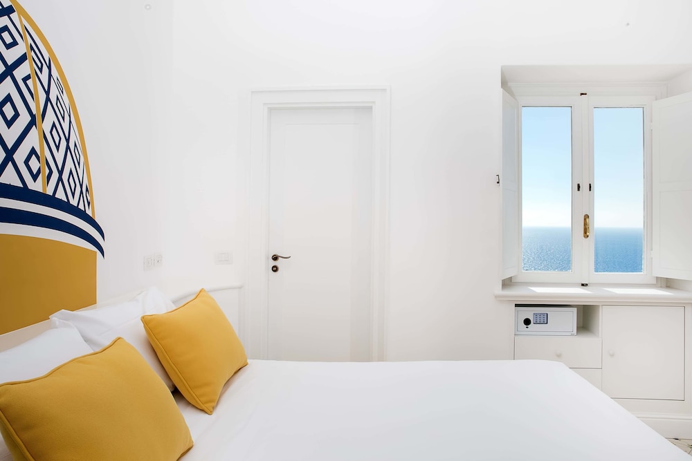 Deluxe Double or Twin Room, Balcony, Sea View photo 3