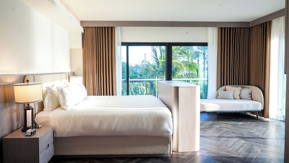 Deluxe Studio Suite, Balcony, Bay View