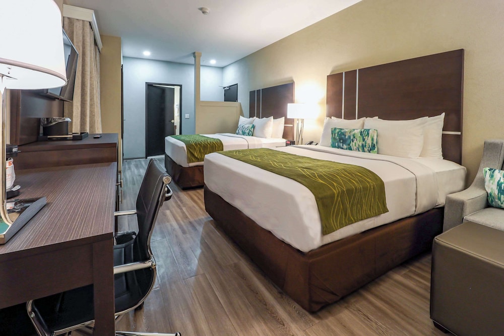 Standard Room, 2 Queen Beds, Non Smoking - Photo 1