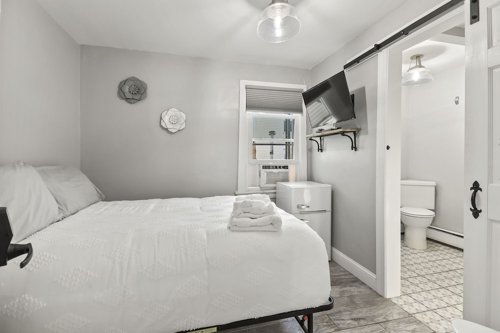 Standard Double Room, Ensuite (Sunny Corner Room)