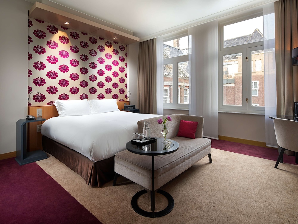 Suite, 1 King Bed thumbnail 5
