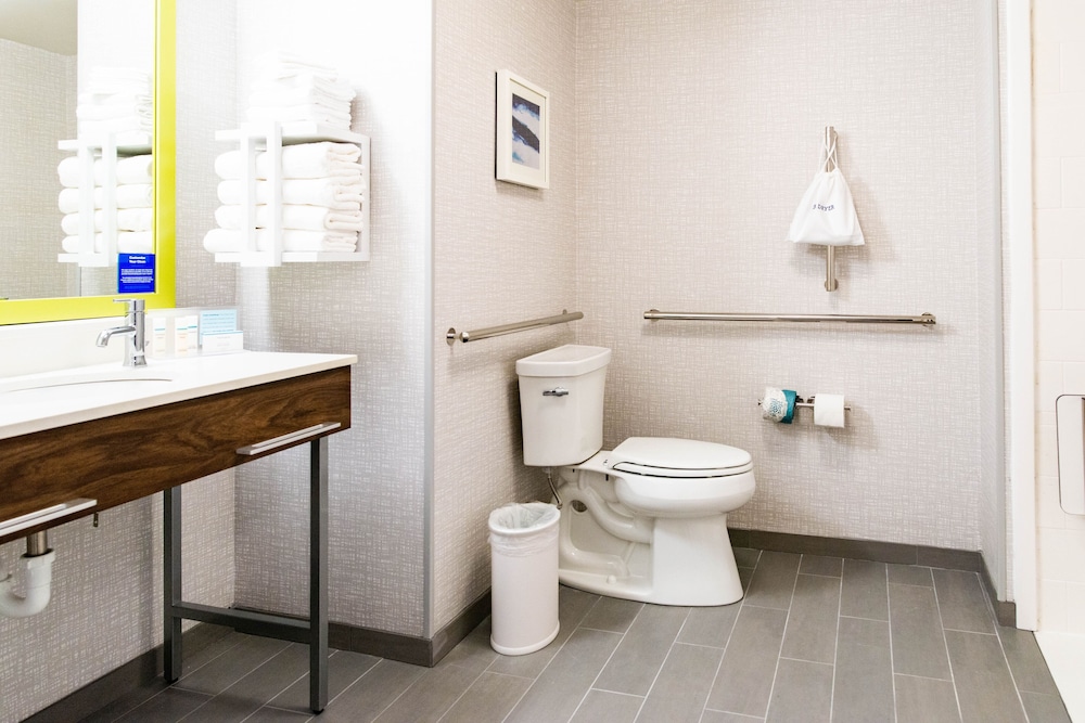 Room, 2 Queen Beds, Accessible (Mobility & Hearing, Roll-In Shower) - Photo 4