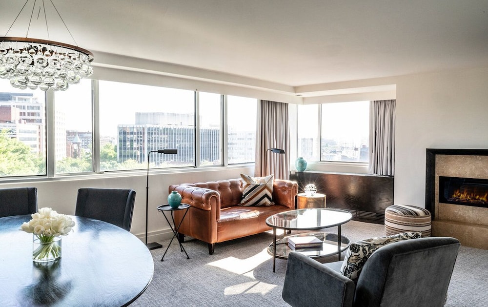Suite, Park View - Photo 2