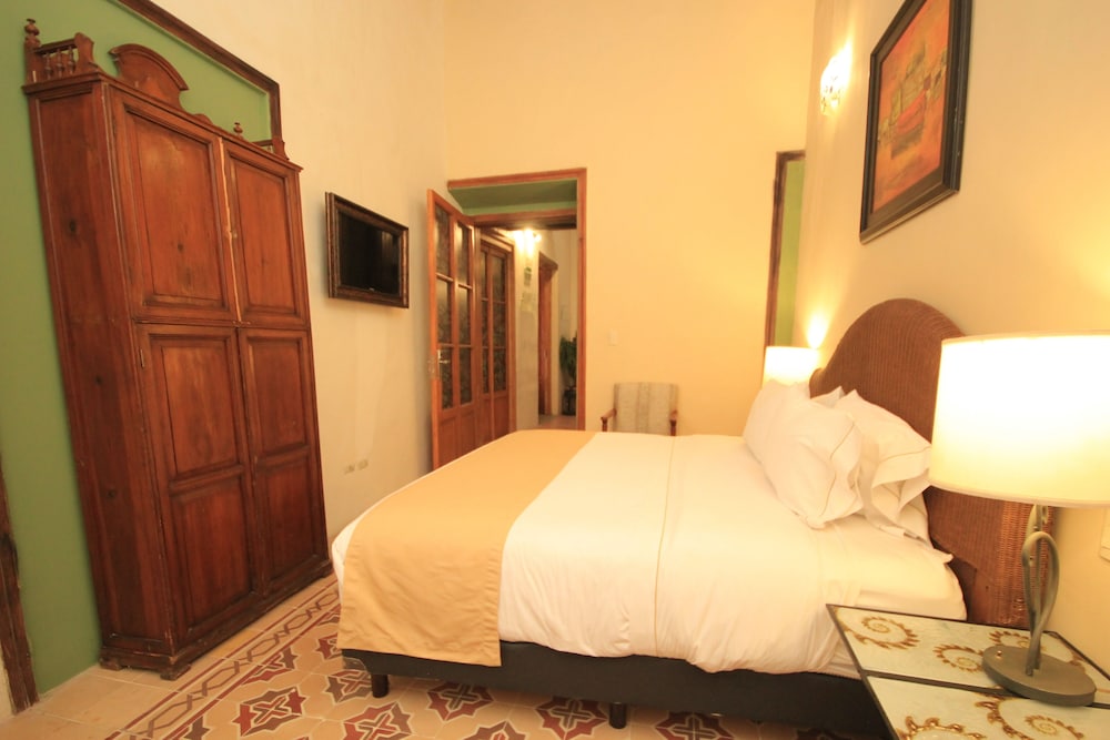 Classic Room, 1 Queen Bed photo 2