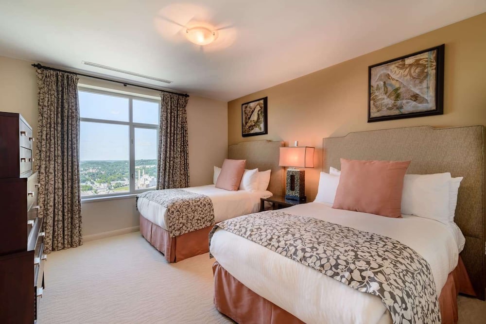 Three-Bedroom Executive Suite with Den, Non-Smoking