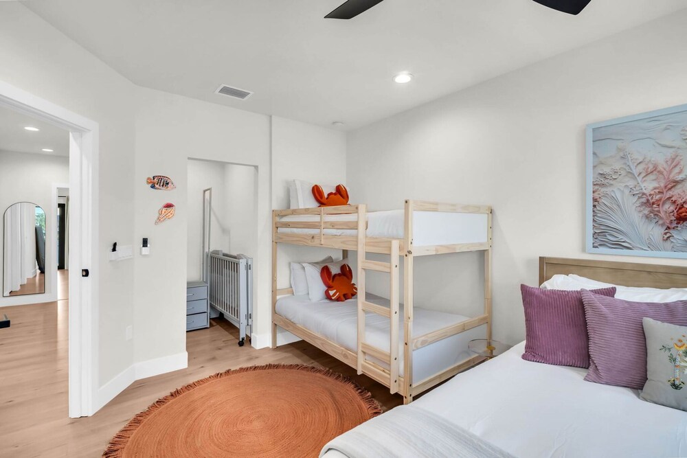 NEW 4 Bed 3 Bath Heated Salt Pool Walk2beach, Foto 33