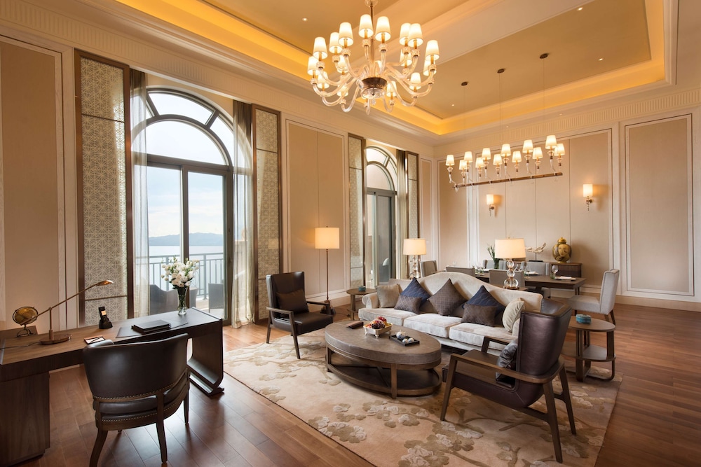 Premier Suite, Club Lounge Access, Lake View photo 2