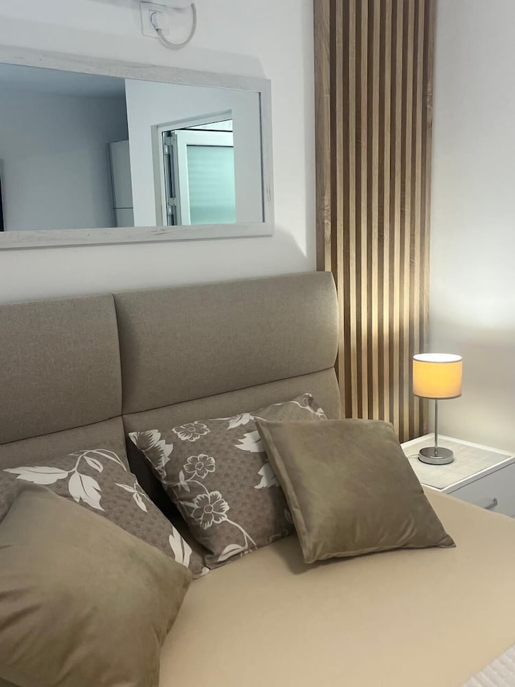 Classic Studio, 1 Queen Bed, Partial Sea View, Courtyard Area photo 3