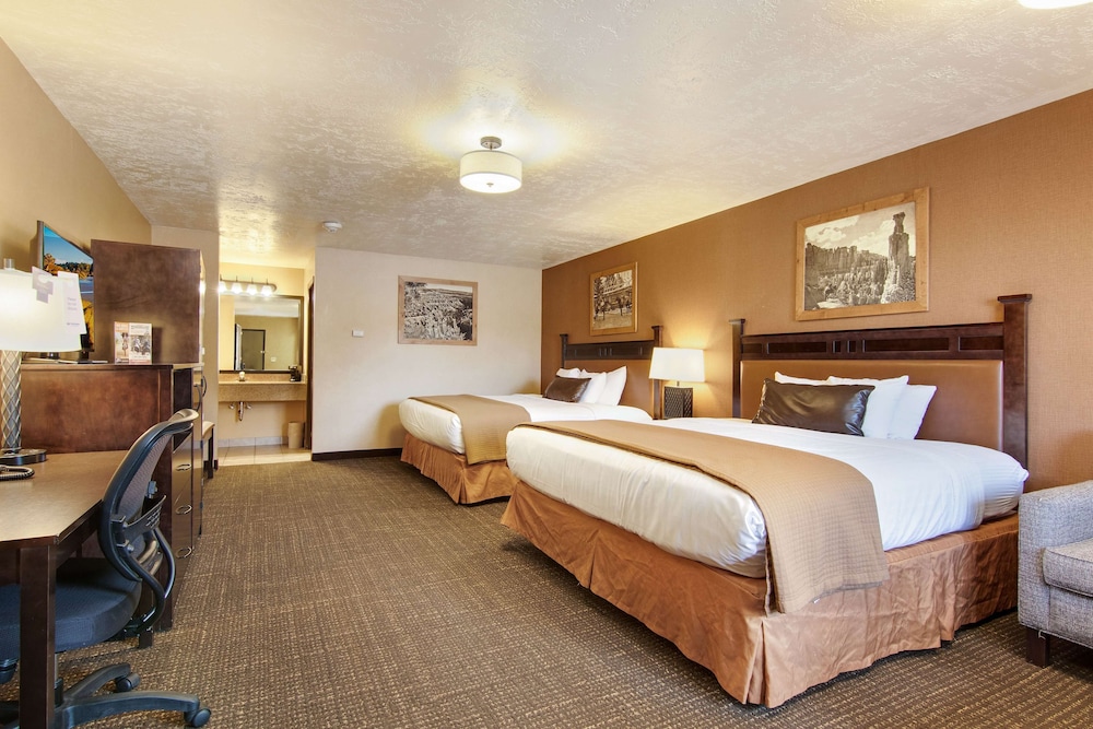 Suite, Multiple Beds, Refrigerator & Microwave, Courtyard View photo 1