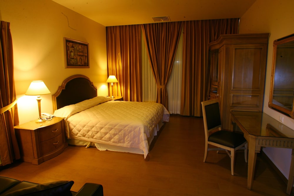 Standard Room, 1 King Bed, Non Smoking photo 3