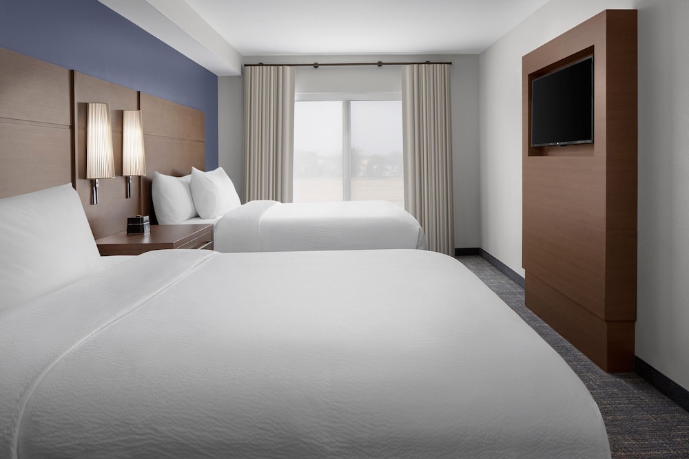 Suite, 1 Bedroom (Mobility/Hearing Access, Roll-in Shwr)