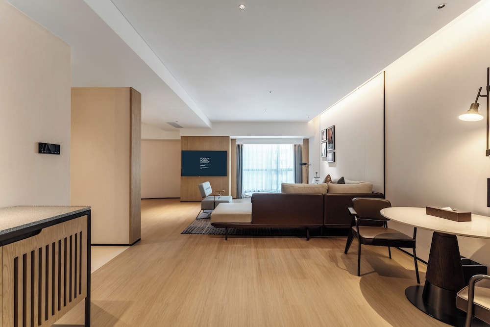 Suite, 1 King Bed, City View photo 3