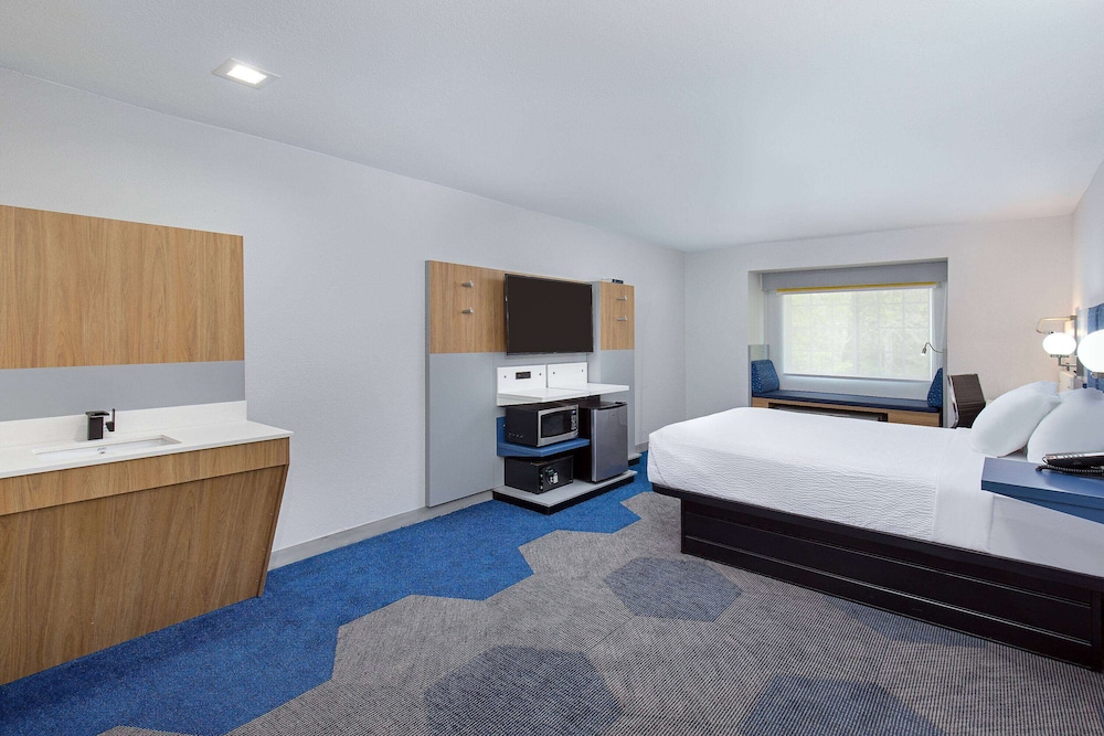 Suite, 1 Queen Bed, Accessible, Non Smoking - Photo 2