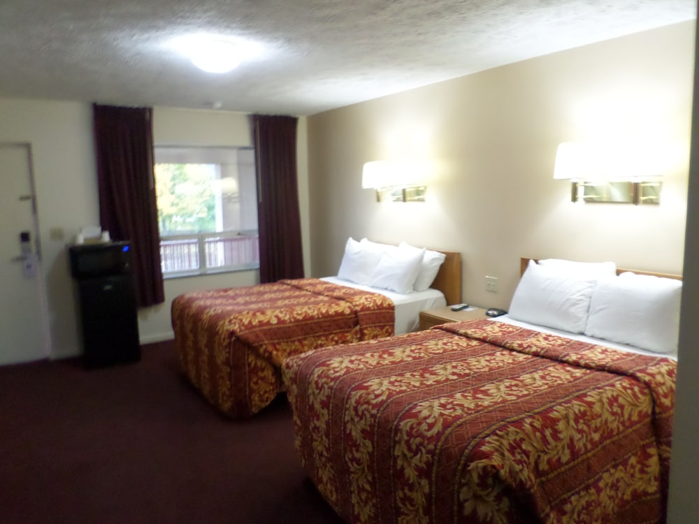 Deluxe Room, 2 Queen Beds, Smoking, Refrigerator & Microwave photo 2