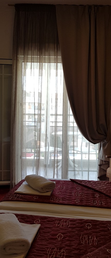 Comfort Double Room, 1 Bedroom, Private Bathroom, Park View photo 2