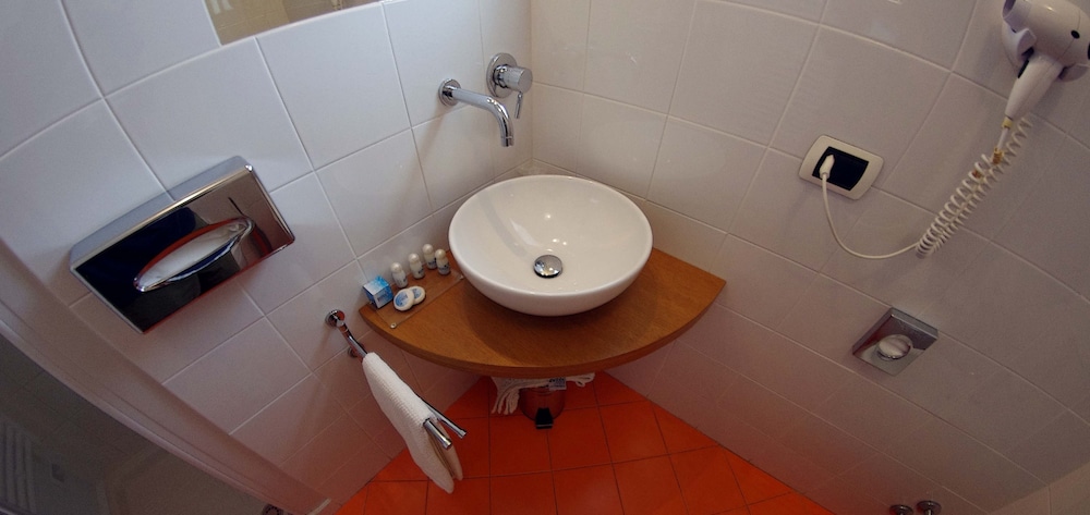 Double or Twin Room - Photo 10