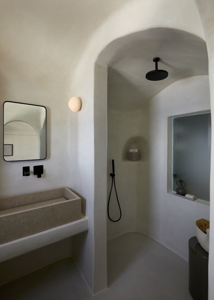 Grace Suite with Plunge Pool and Caldera View - Photo 6