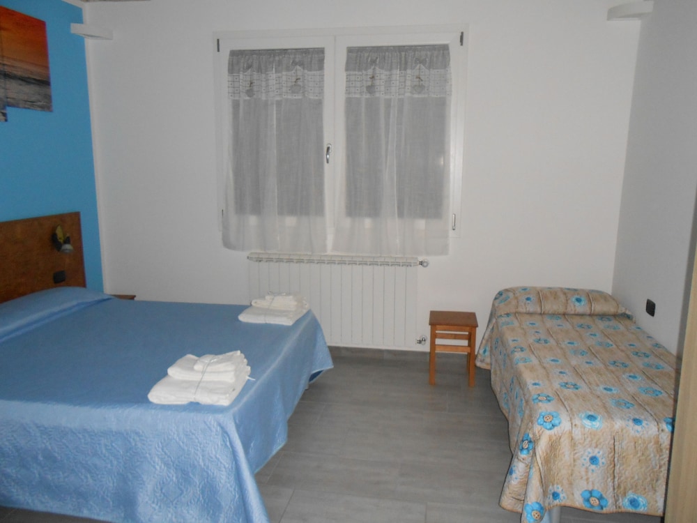 Triple Room, 3 Twin Beds photo 2