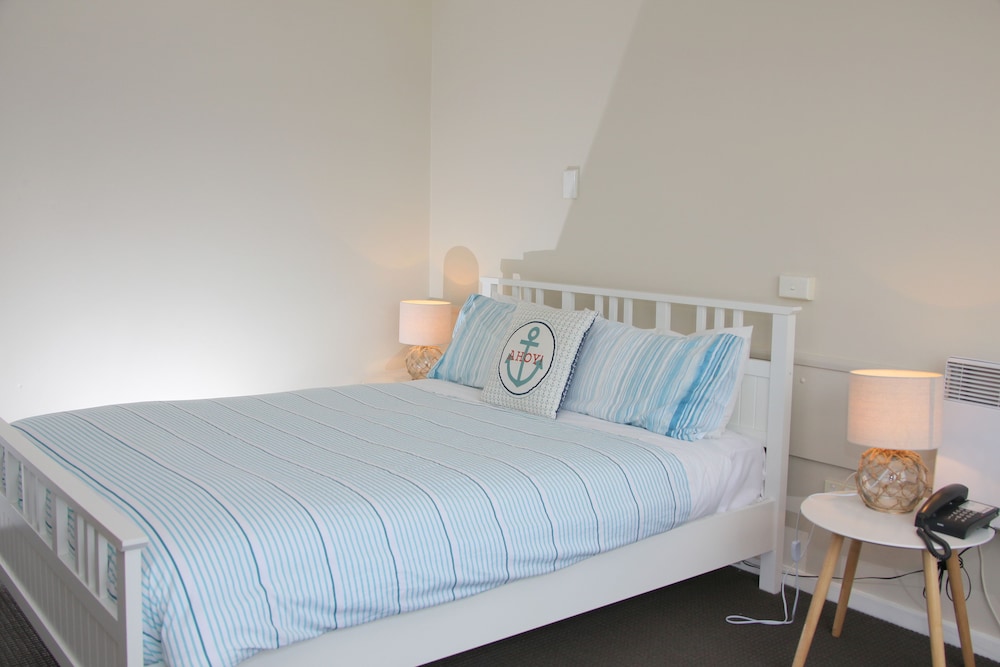 Standard Studio Suite, 1 Queen Bed, River View photo 3