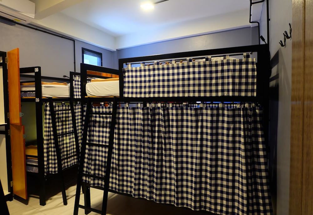6-Bed Mixed Dormitory Shared Bathroom photo 3