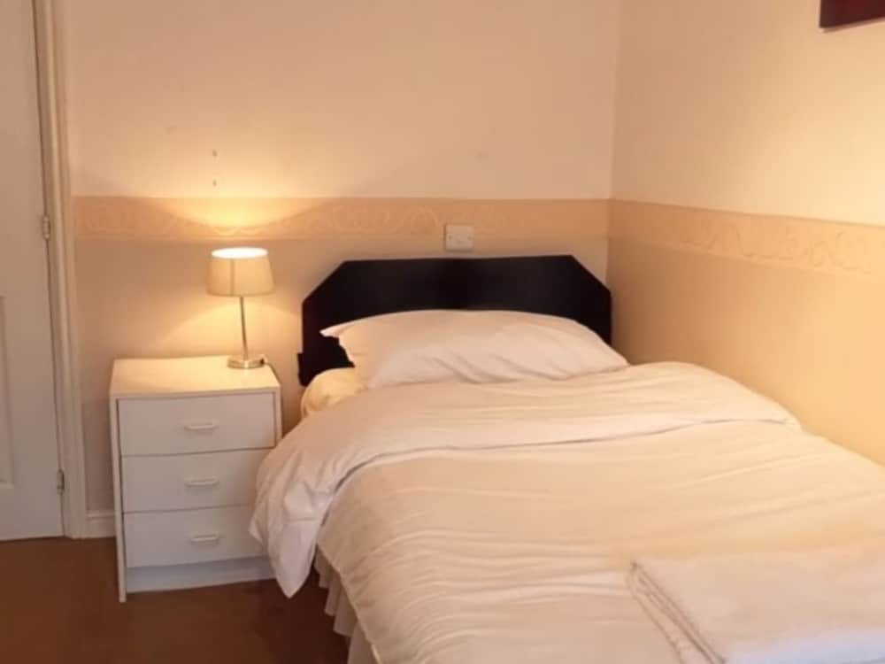 Standard Twin Room, Private Bathroom (Room 811)