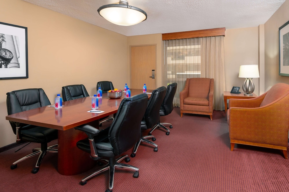 Room, 1 King Bed, Non Smoking (Boardroom) - Photo 4