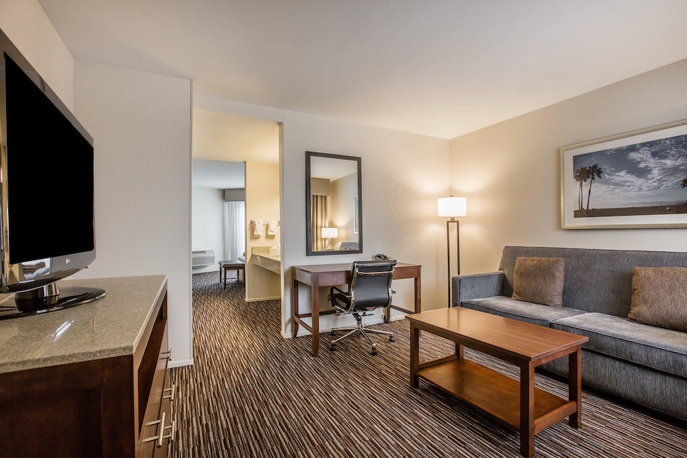 Suite, 1 King Bed, Living Room with Sofa Bed, Ocean View, Non Smoking - Photo 4