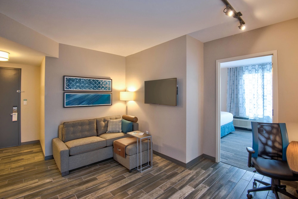 Suite, 1 Bedroom (Mobility/Hearing Access, Roll-In Shwr) photo 3