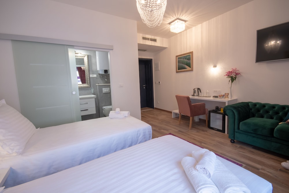 Deluxe Triple Room, Private Bathroom (Room 1) photo 2