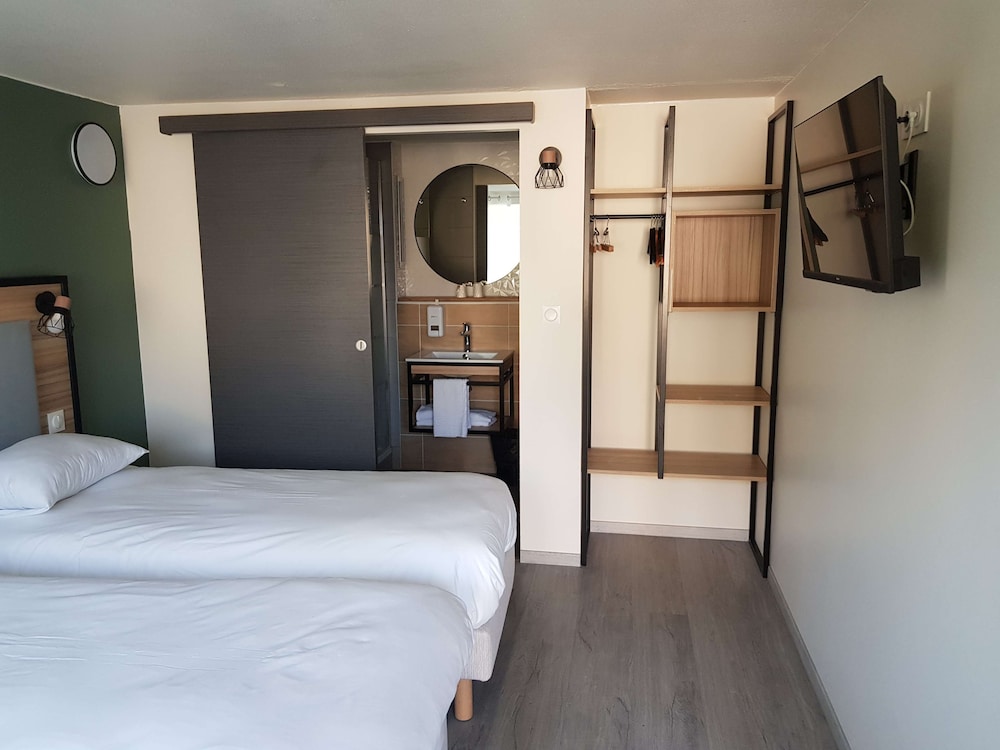 Standard Room, 2 Twin Beds - Photo 8