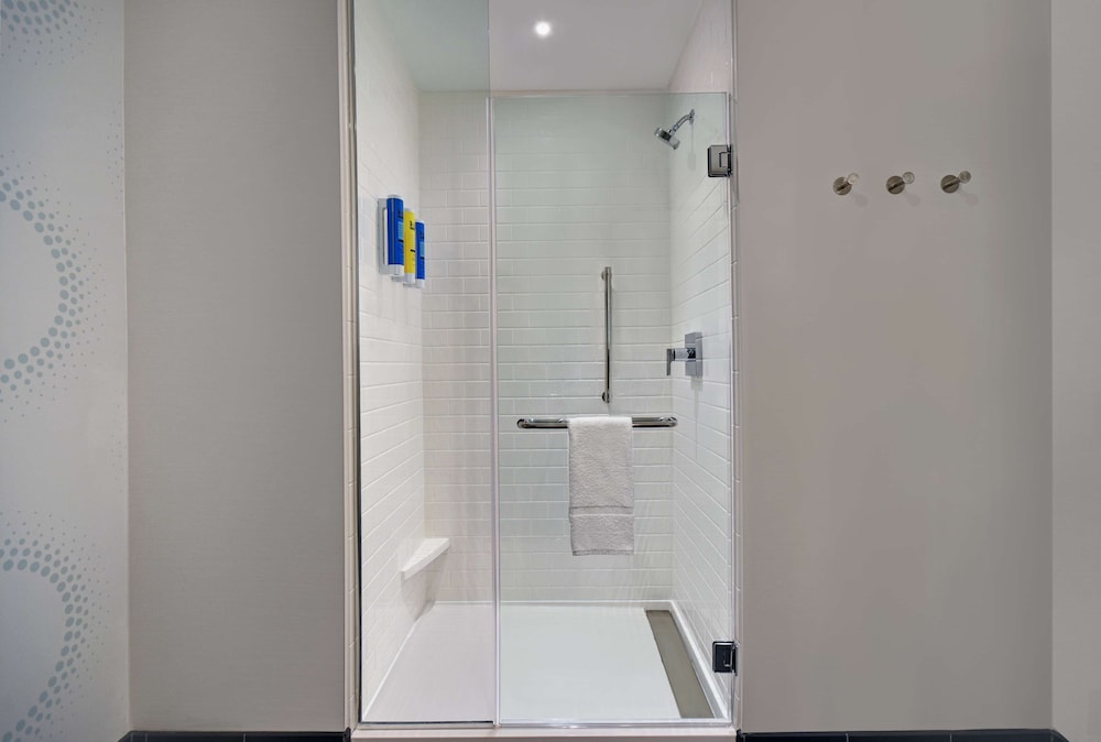 Room, 1 King Bed, Accessible (Hearing) - Photo 3