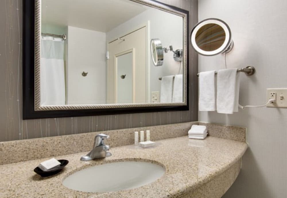 Room, 2 Queen Beds (Mobility Accessible, Roll-In Shower) - Photo 4