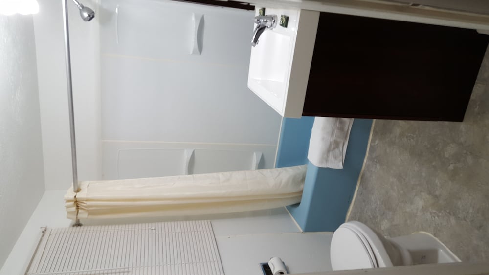 Deluxe Room, 1 Queen Bed, Smoking, Refrigerator & Microwave photo 3