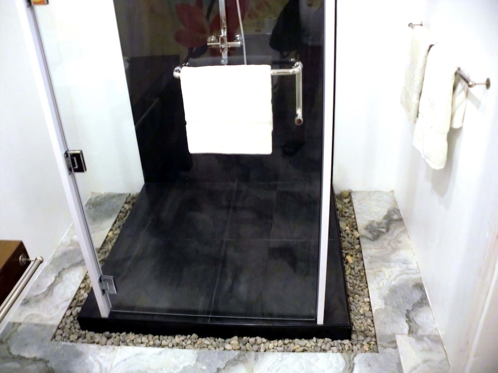 Basic Duplex, 2 Double Beds, Private Bathroom photo 3