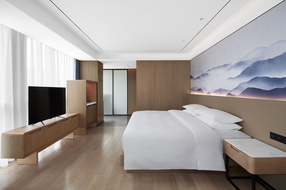 Room, 1 King Bed, Smoking, City View - Photo 1