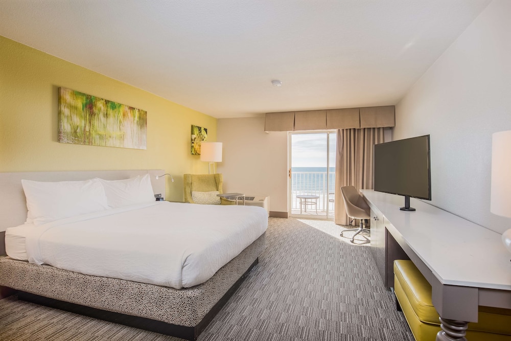 Room, 1 King Bed (Beachfront) photo 3