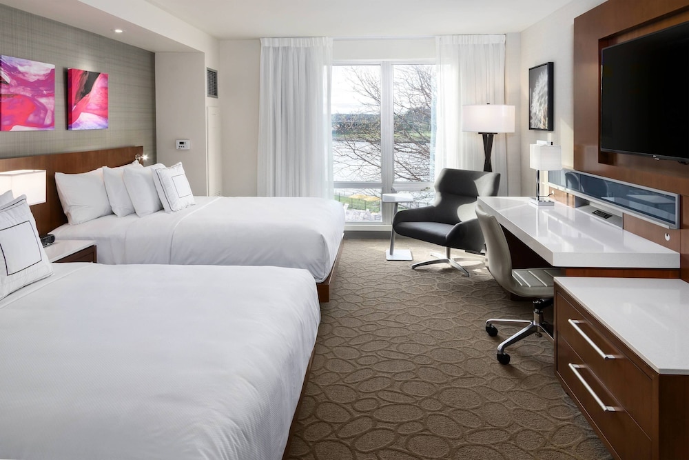 Club Room, 2 Queen Beds, Smoking, River View photo 1