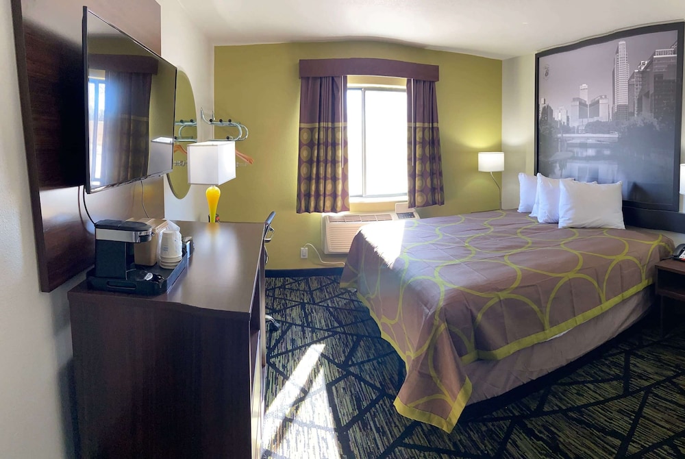 Room, 1 King Bed, Accessible, Non Smoking (Mobility Roll-In Shower) - Photo 1