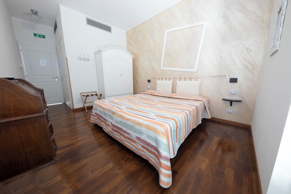 Deluxe Double or Twin Room, Non Smoking, Private Bathroom