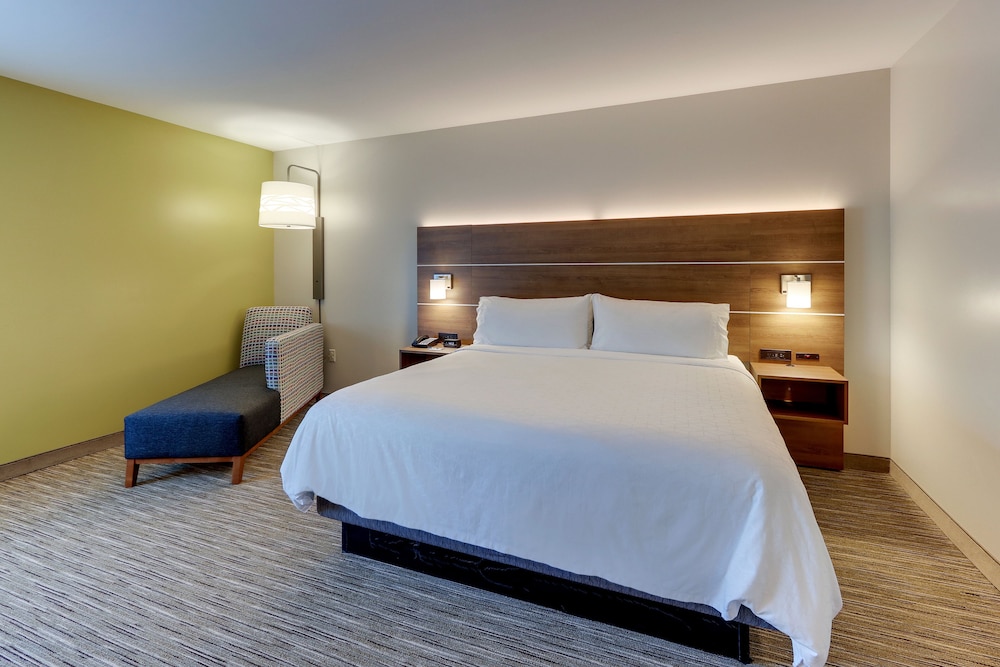 Standard Room, 1 King Bed, Accessible (Communication, Roll-In Shower) - Photo 5