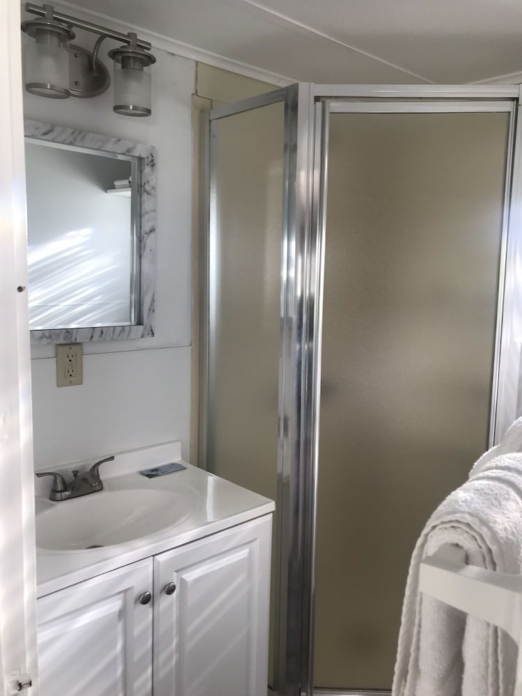 Economy Cabin, 1 Queen Bed, Non Smoking, Refrigerator & Microwave photo 2