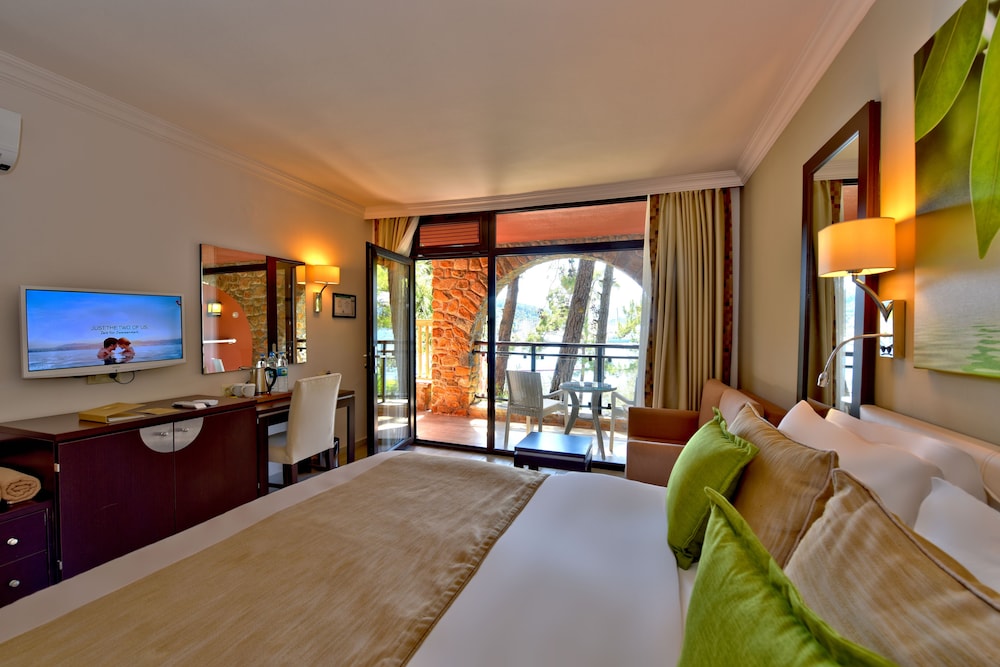 Standard Double Room, Partial Sea View photo 3