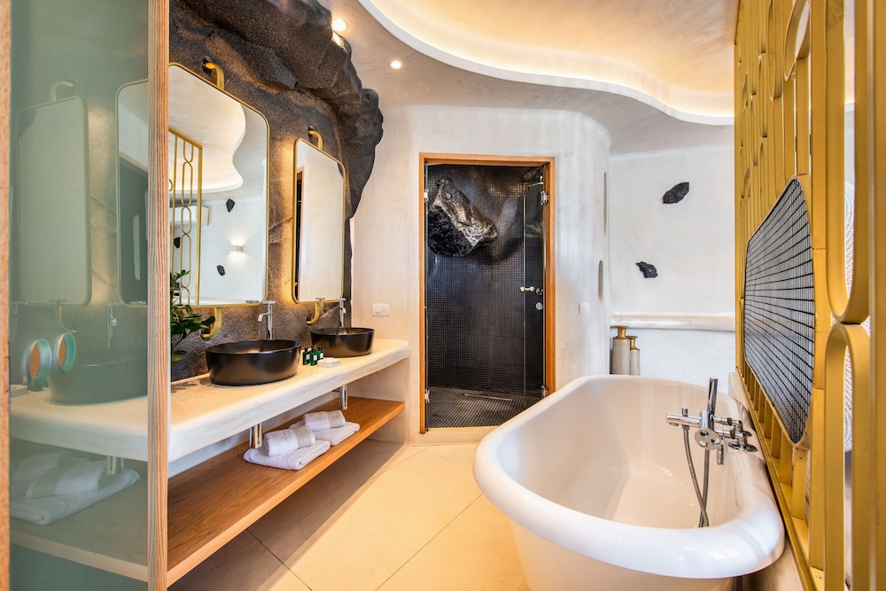 Superior Suite with Outdoor Jacuzzi - Photo 10
