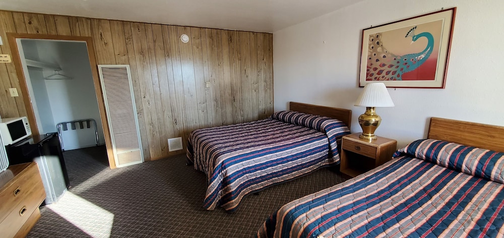 Room, 2 Queen Beds photo 1