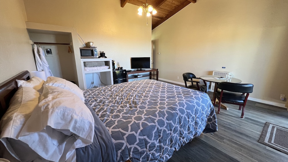 Standard Room, 1 Queen Bed, Patio photo 3
