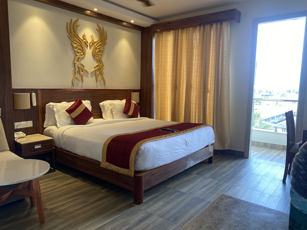Premium Room with Balcony - Photo 13