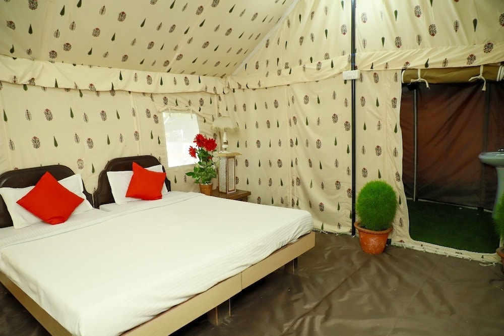 Luxury Tent, 1 Double Bed, River View, Lakeside photo 1