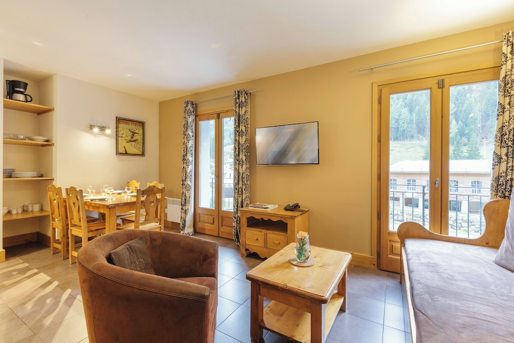 Family Apartment, Multiple Bedrooms (Vallorcine Buet 33 ski in / ski out) Family Apartment, Multiple Bedrooms (Vallorcine Buet 33 ski in / ski out)